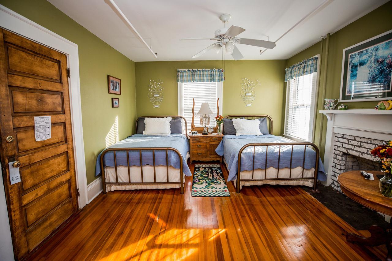 The Henderson Bed & Breakfast Hendersonville Exterior photo